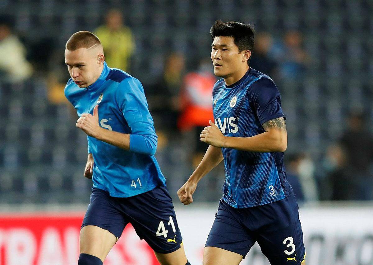 Kim de İngiltere'de oynamaya sıcak... Kim Min-Jae'ye ciddi teklifler geldiğini de belirten Ali Koç, "Roma 14 milyon Euro verip transfer edememişti, bize piyango gibi oldu. Ben halen şaşkınım bize nasıl geldi diye" ifadelerini kullandı. (Sabah-Volkan Demir)