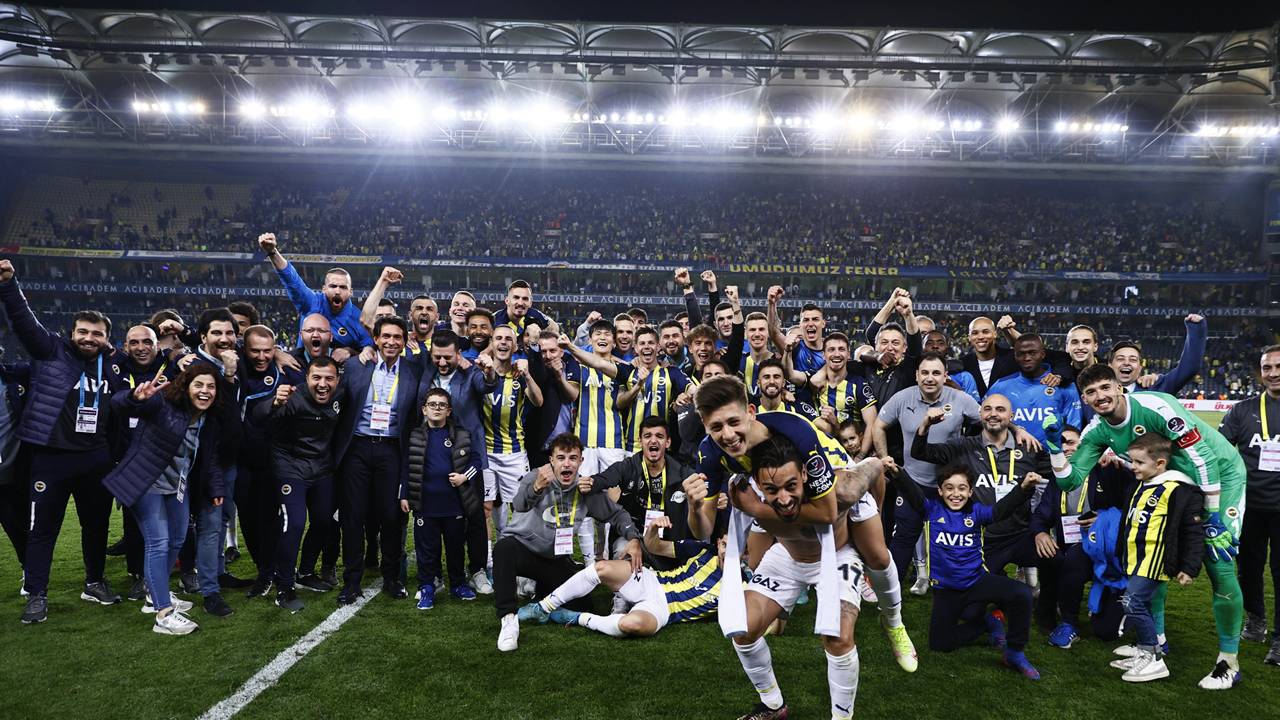 Bu sezon ilk kez 4 maçlık galibiyet serisi | Fenerbahçe, Galatasaray'ı yenerek bu sezon ligde ilk kez üst üste 4. galibiyetini elde etti. Ligdeki ilk 3 maçını kazanan sarı-lacivertliler, aynı seriyi 6, 7 ve 8. haftalarda da tekrarlamıştı. Son olarak 25, 26 ve 27. haftalarda üst üste 3 galibiyet alan Fenerbahçe, 4. karşılaşmasında Trabzonspor ile berabere kalmış ve 4 maçlık seriyi hanesine yazdıramamıştı. Fenerbahçe, Trabzonspor maçından sonra sırasıyla Aytemiz Alanyaspor, İttifak Holding Konyaspor ve Yukatel Kayserispor'u yenerek Galatasaray maçına çıkmıştı. Sarı-lacivertliler, Galatasaray'ı da yenerek ilk kez 4 maçlık galibiyet serisine ulaşmayı başardı.