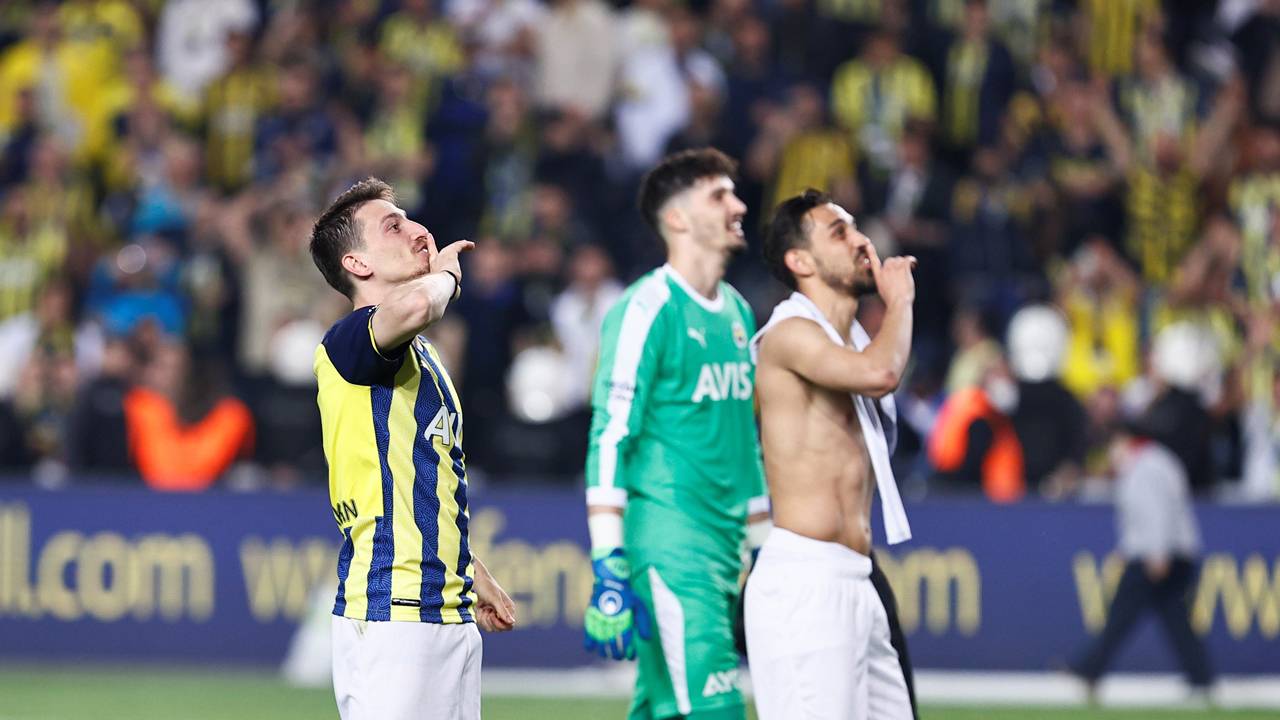 Ligde son 8 maçta 7 galibiyet | Fenerbahçe, Süper Lig'de son maçlarda sergilediği etkili performansı Galatasaray karşısında da sürdürdü. Sarı-lacivertli ekip, ligde çıktığı son 8 müsabakada 7. galibiyetini alırken, 1 kez de berabere kaldı ve 22 puan topladı.