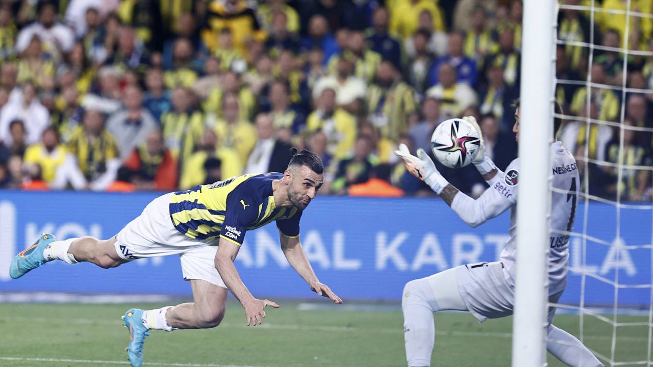 Serdar Dursun 10. golüne ulaştı | Fenerbahçe'nin santrforu Serdar Dursun, ligde 10. golünü kaydetti. Sarı-lacivertli ekibe sezon başında katılan Serdar, 14'ü 11'de 27 maça çıkarken 10 gol atma başarısı gösterdi. Serdar ayrıca sarı-lacivertli formayla ilk derbi golüne de imza attı.