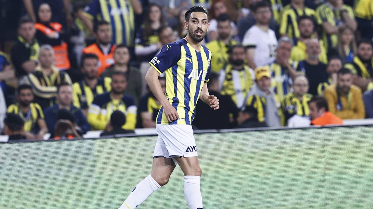 İrfan Can cezalı duruma düştü | Fenerbahçe'nin milli futbolcusu İrfan Can Kahveci, cezalı duruma düştü. Galatasaray maçı öncesinde 3 sarı kartı bulunan İrfan Can, müsabakaya kart ceza sınırında çıkmıştı. Karşılaşmanın 63. dakikasında sarı kart gören 26 yaşındaki oyuncu, Göztepe maçında cezası nedeniyle kadroda olmayacak.