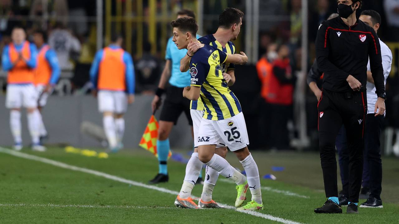 Arda Güler 84'te sahada | Fenerbahçe'nin genç futbolcusu Arda Güler, 84. dakikada oyuna girdi. Son dönemde gösterdiği performansla taraftarın sevgisini kazanan 17 yaşındaki oyuncu, ilk derbi maçına çıktı. | Mert Hakan ve İrfan Can beğeni topladı Fenerbahçe'nin milli oyuncuları Mert Hakan Yandaş ve İrfan Can Kahveci, performanslarıyla göz doldurdu. Galatasaray'a karşı gösterdikleri mücadeleyle takdir toplayan iki futbolcu oyundan çıkarken tribünler sevgi gösterilerinde bulundu.