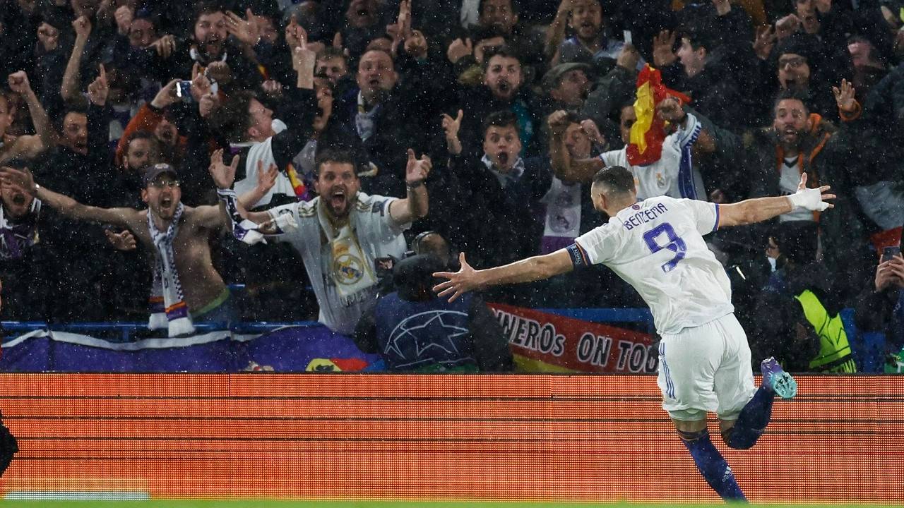 Çeyrek finalin bir diğer eşleşmesi ise Real Madrid ile Chelsea arasında oynanıyor. Karim Benzema’nın kariyer sezonlarından birini geçirdiği İspanyol devi, ilk maçta İngiltere deplasmanında Chelsea’yi 3-1 mağlup etmiş ve büyük bir avantajın da sahibi olmuştu. Eflatun-beyazlıların 3 golünü de Fransız yıldız Karim Benzema kaydetmişti. Madrid temsilcisi, tur kapısını ardına kadar araladığı organizasyonda Kupa 1’in son şampiyonu Maviler’i geçerek adını son 4 takım arasına yazdırmak istiyor. Thomas Tuchel’in öğrencilerini ise İspanya’da oldukça zor bir sınav bekliyor.
