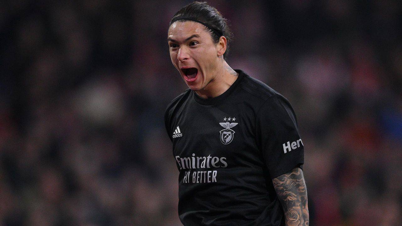 Benfica’da bu sezon ligde ve UEFA Şampiyonlar Ligi’nde toplam 34 maça çıkan Darwin Nunez, takımına dikkat çeken bir skor katkısı vermeyi başardı. Genç santrfor, bu süreçte Portekiz Ligi’nde 24 gol ve 3 asistle oynarken; Devler Ligi’nde ise 6 gol kaydetti.