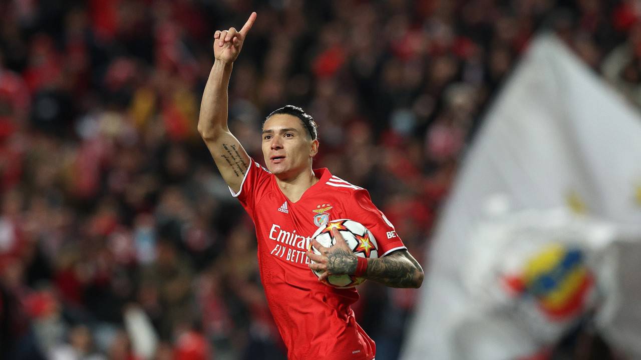 Bu noktada ise Nunez, henüz sezon sona ermeden Avrupa’nın önde gelen birçok takımının da transfer listesine girdi. Bayern Münih, Manchester United, Arsenal, Chelsea, Liverpool ve PSG gibi kulüpler; Uruguaylı santrforu kadrolarına katmanın hesaplarını yapmaya başladı.