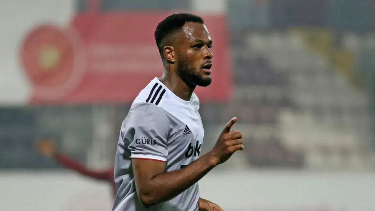 Fenerbahçe transferde sol bek, sol kanat ve santrfora odaklandı. Sarı-lacivertliler, Avrupa'nın çeşitli liglerinden oyuncuları yakından takip ederken, sol kanat için son öneri ezeli rakip Beşiktaş'ın oyuncusu Cyle Larin'in menajerlerinden geldi.