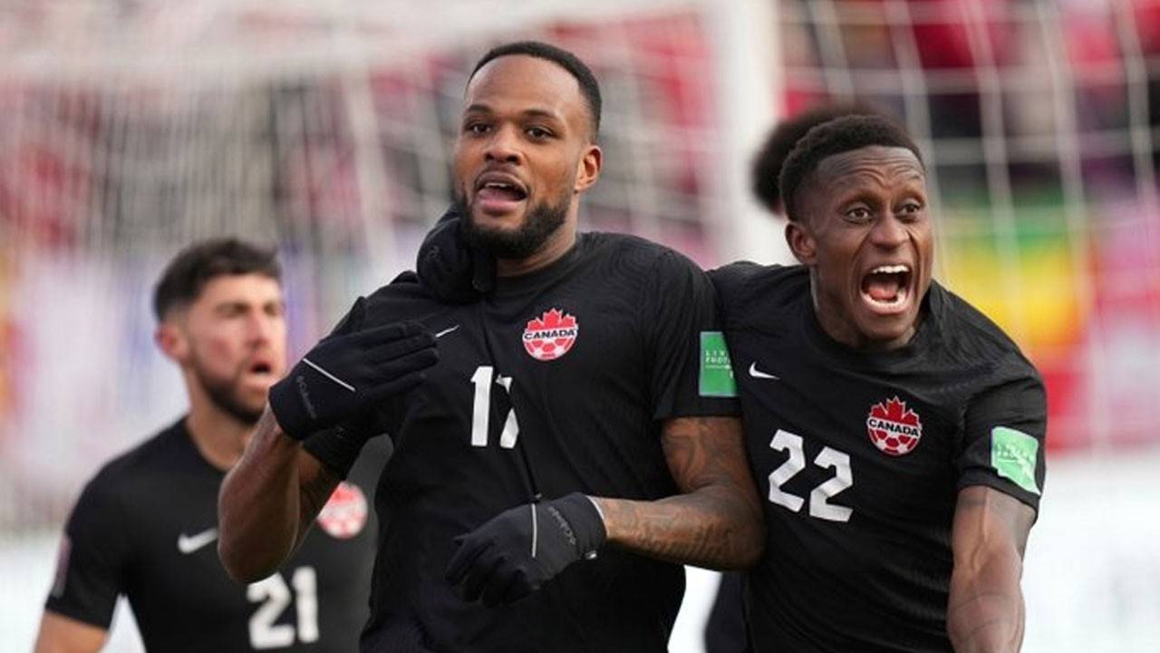 Sezon sonunda Beşiktaş'tan ayrılacak olan Kanadalı yıldızın menajerleri, oyuncuyu Fenerbahçe yönetimine önerdi. Larin'in maliyetinin yıllık 2 milyon Euro olduğu, bununla birlikte imza parası talebinin de bulunduğu ifade edildi. 26 yaşındaki oyuncunun temsilcileri ayrıca 3 yıllık anlaşma istediklerini de iletti.
