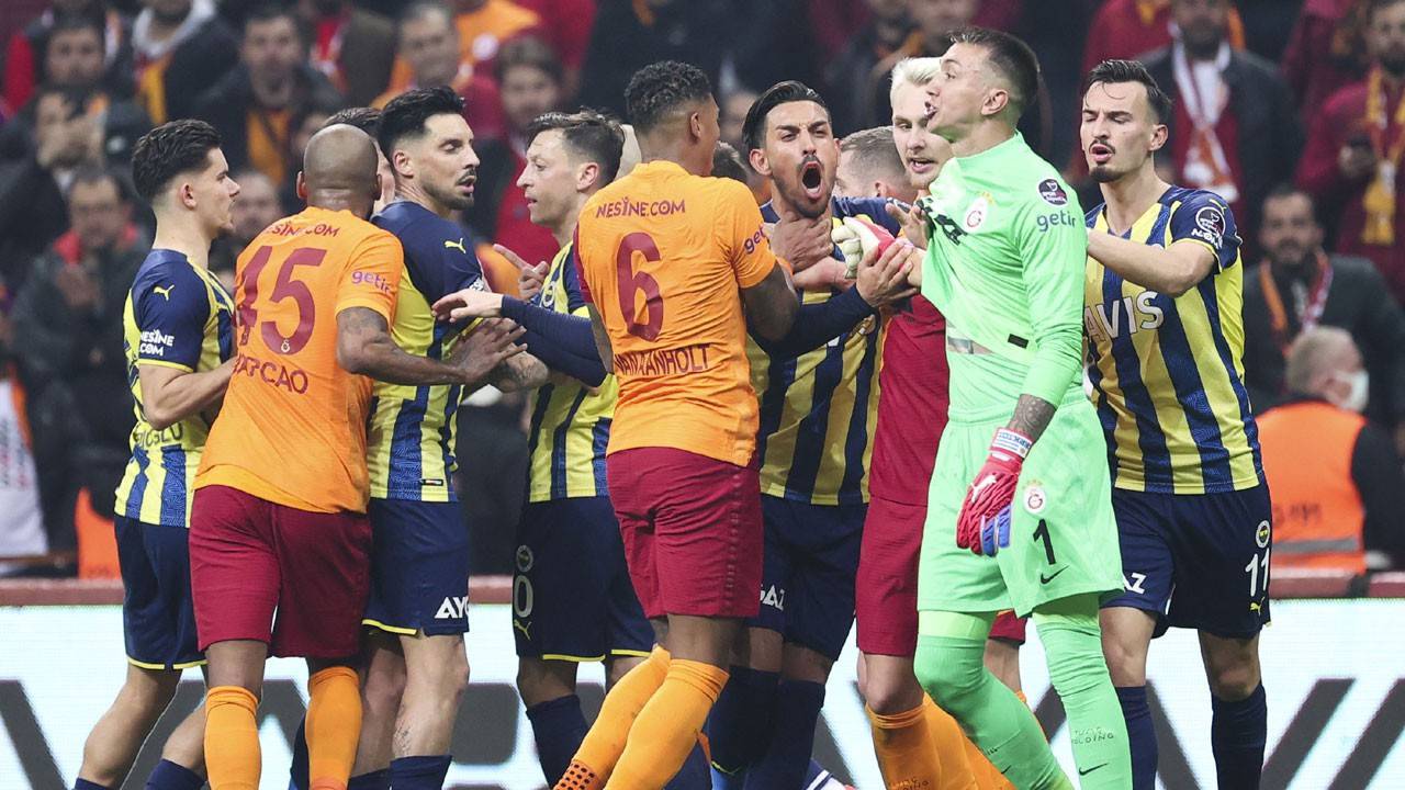 - "Fenerbahçe-Galatasaray maçları adeta birer savaş" | Fenerbahçe-Galatasaray derbisinin Türkiye'deki önemini vurgulayan Alex, "Orada büyük rekabet var. Fenerbahçe-Galatasaray maçları adeta birer savaş. Lig şampiyonu olabilirsin ama rakibine kaybettiysen tam bir şampiyonluk sayılmaz. Her ikisi de şampiyon olmadıysa da tüm muhabbet ligi diğerinden üstte bitirmek üzerine. Ben bunları büyük yoğunlukta yaşadım." yorumunu yaptı.