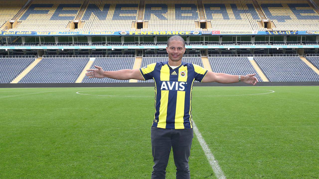 Sarı-lacivertli takımdaki kariyerinden bahseden eski Brezilyalı futbolcu, "Tam 8 sezon. Şampiyon ve gol kralı olup Şampiyonlar Ligi'nde grup aşamasını geçerken hayatımın en memnuniyet verici duygularını yaşadım. Çeyrek finalde Chelsea'ye karşı oynadık ve daha ileri gitmemiz işten bile değildi. İçeride kazandık ve Londra'da 2-0 mağlup olduk. Her şeyi bir kenara bırakıp futbolun ne kadar harika bir spor olduğunu bir kez daha hatırlatan gecelerden biriydi." değerlendirmesinde bulundu.
