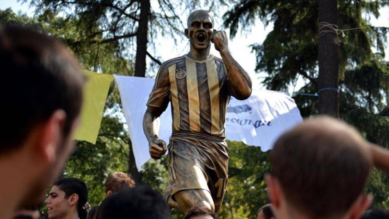 Türkiye'de çok güzel anılar yaşadığını kaydeden Alex, "Bir keresinde Fenerbahçe tarihinin en büyük oyuncusu Lefter ile öğle yemeği yemeye gittik. 80'li yaşlarındaydı. Konuşma sırasında bana takılarak 'Benim heykelim varsa Alex'in de olmalı' dedi. Heykel de yapıldı." şeklinde görüş belirtti.