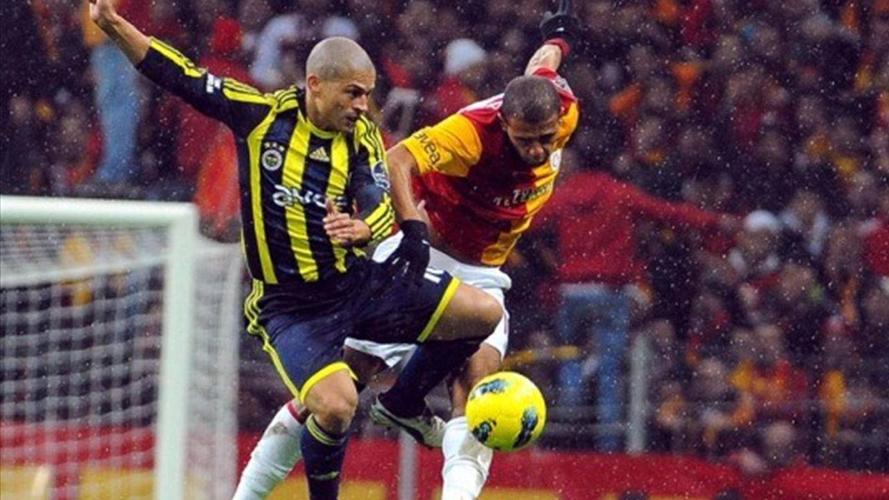 - Galatasaraylı bir taraftarla anısı | Alex de Souza, daha önce hapse girip çıkmış Galatasaraylı bir taraftarın evine gelerek kendisiyle fotoğraf çektirmek istediğini belirtti. Kulüpten ayrıldıktan sonraki günlerde taraftarların gösterdiği sevgiyi her zaman hatırlayacağını kaydeden Alex, şu ifadeleri kullandı: "Duvarlardan atlayarak evin bahçesine girip kilometrelerce öteden teşekkür etmek için elimi sıkmaya gelen insanları unutmuyorum. Hemen hemen bir hafta süren bu nöbet günlerinden birinde ailemle evde otururken kapı çaldı. Karşıma devasa biri çıktı. Bu kişiyi bir yerden tanıyor gibiydim ama o an nereden tanıdığımı bulamadım. Daha önce hapse girip çıkmış Galatasaraylı bir fanatikti. Peki şimdi ne yapacaktım? Kapıyı açtım ve adam bana, 'Merhaba, benim için birkaç forma imzalayıp bir de benimle fotoğraf çekilir misin?' diye sordu. Kabul edip içeri girmesini söyledim. 'Alex, bize az çektirmedin ama sana hayranlık ve saygı duyuyorum' dedi. Bana sarıldı, teşekkür etti ve gitti. Bu tam bir çılgınlıktı."