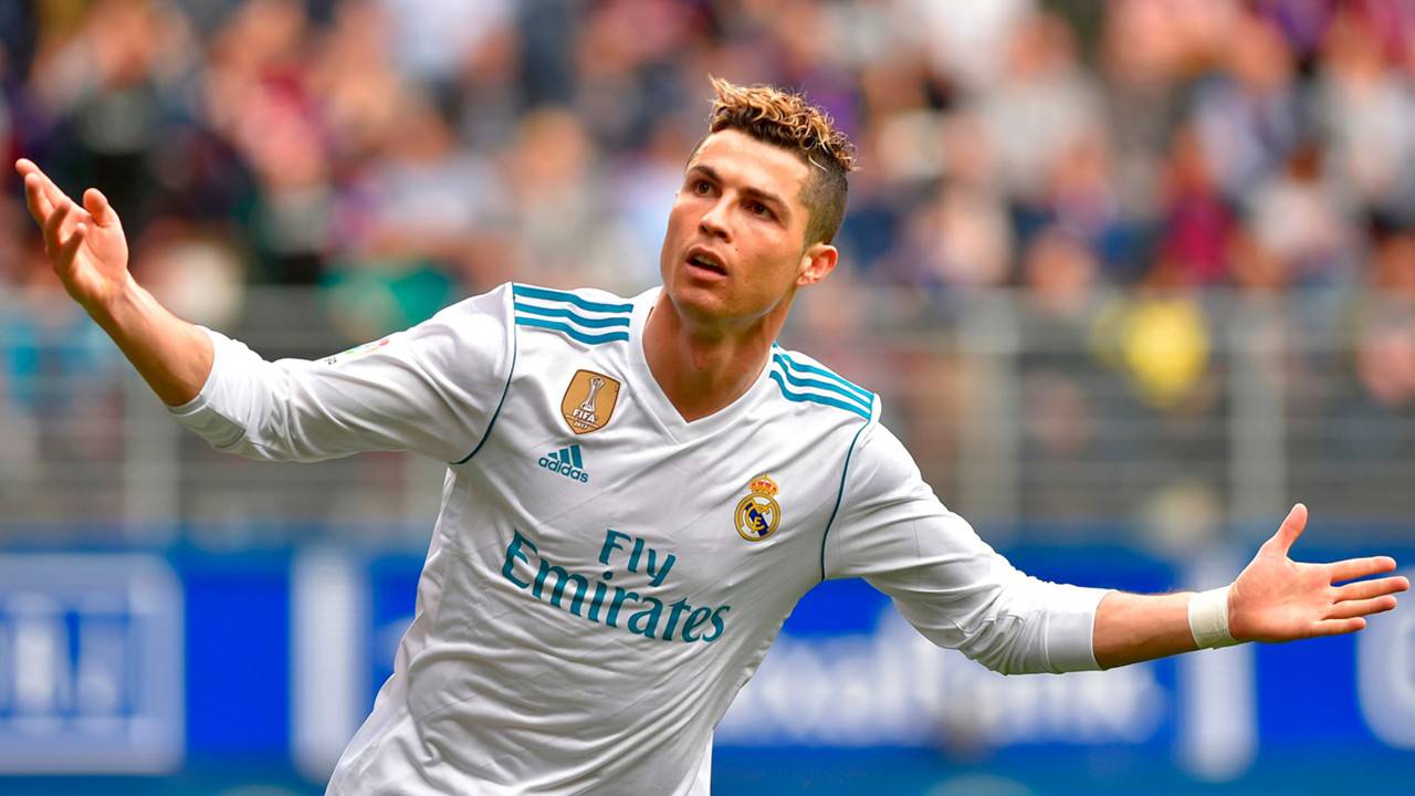 "Ronaldo ya da Messi ile bir anınız var mı?" şeklindeki sorusuna da genç teknik adam; “Ronaldo ile aynı takımda oynadım. Onunla anılarım var. Almanya'da dünya kupası vardı. Ben de 16 yaşlarındaydım ve Ronaldo hayranıydım. Sponsorumdan Ronaldo ile tanıştırmasını istedim. Tanıştım ve bana bir forma hediye etmişti. 5-6 sene sonra takım arkadaşı olduğumuzda o günü hatırladım. Bana 'O gün benimle aynı takımda olacağını söylemiştin. Gerçekleşmesine çok sevindim' dedi. Real Madrid'de büyük bir sakatlık geçirmiştim. Ronaldo yan komşumdu. Bana çok yardım etmişti. Tarihin en büyük futbolcusu, Ronaldo benim için çok değerli. İnsanlık bakımından da öyle." ifadelerini kullandı.