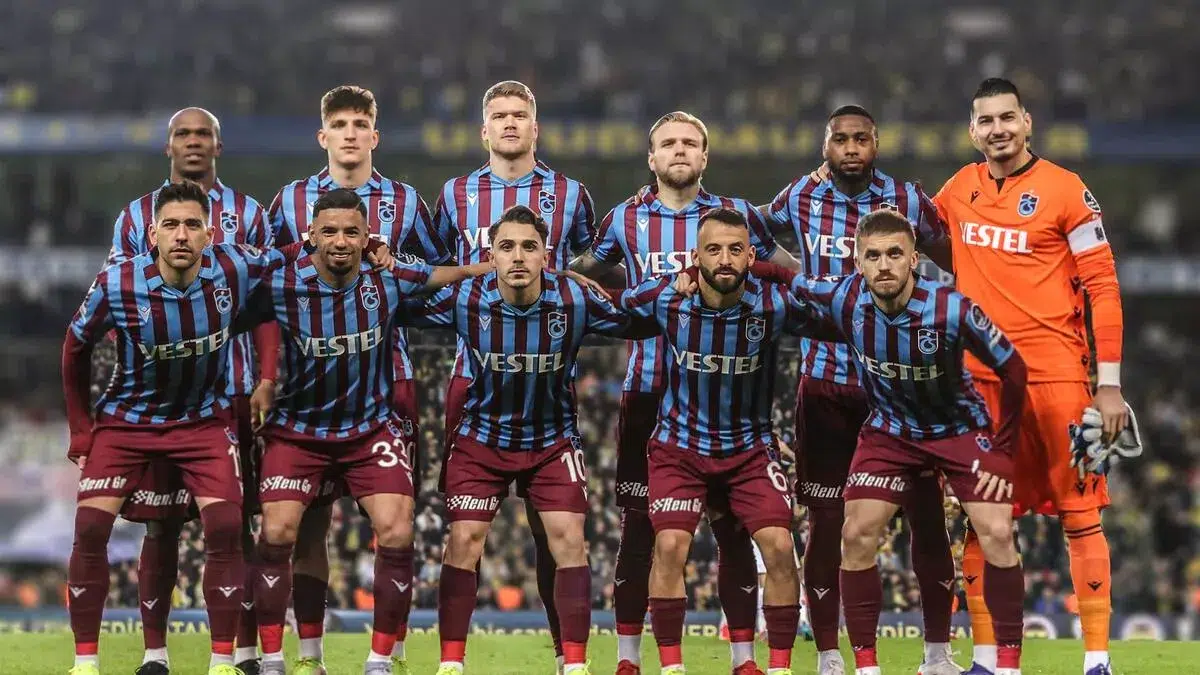 Ligde 34 haftada 22 galibiyet, 10 beraberlik, 2 mağlubiyetle 76 puanla liderlik koltuğunda oturan ve en yakın rakibi Fenerbahçe'nin bitime 4 hafta kala 11 puan önünde bulunan Karadeniz ekibi, bu hafta şampiyonluğu kutlamayı hedefliyor.