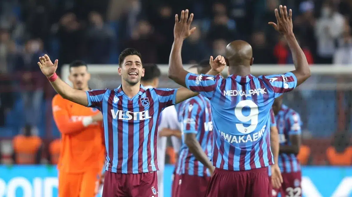 Bordo-mavili takım, ligin 34. haftası geride kalırken 28 hafta liderlik koltuğuna oturarak rakiplerine bu fırsatı fazla vermedi. Ligin ilk ve 3. haftasında da ilk sırada yer alan bordo-mavililer, 9. haftada Fenerbahçe'yi sahasında 3-1 mağlup ederek rakibinden devraldığı liderliği, 26 haftadır bırakmıyor. Ligde bu sezon Beşiktaş 3, Fenerbahçe 2, 1 kez de Altay liderlik yaşadı.