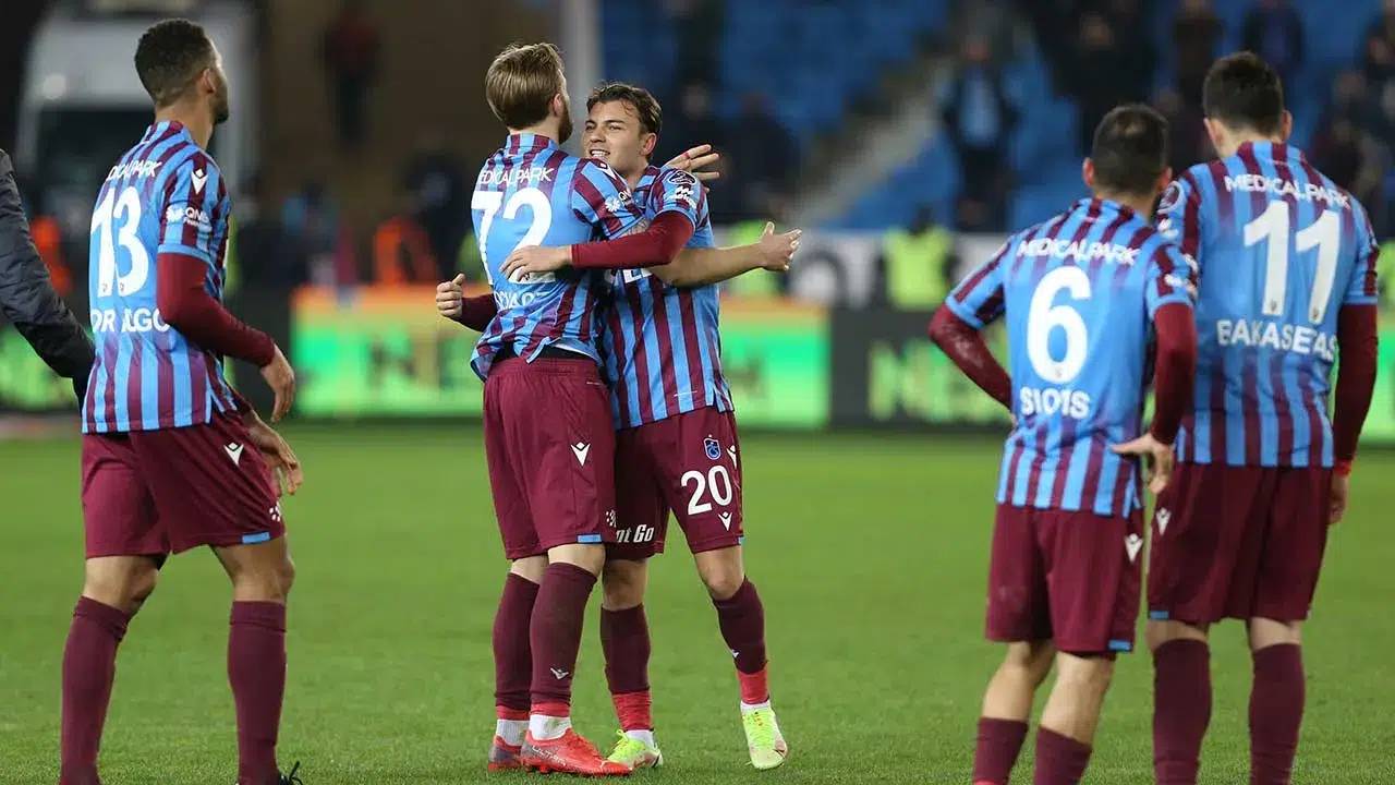 Trabzonspor, bu sezon deplasmanda en çok puan toplayan takım olarak da öne çıkıyor. Bordo-mavililer, dış sahada 11 galibiyet, 4 beraberlik ve 2 mağlubiyetle 37 puanı hanesine yazdırdı.