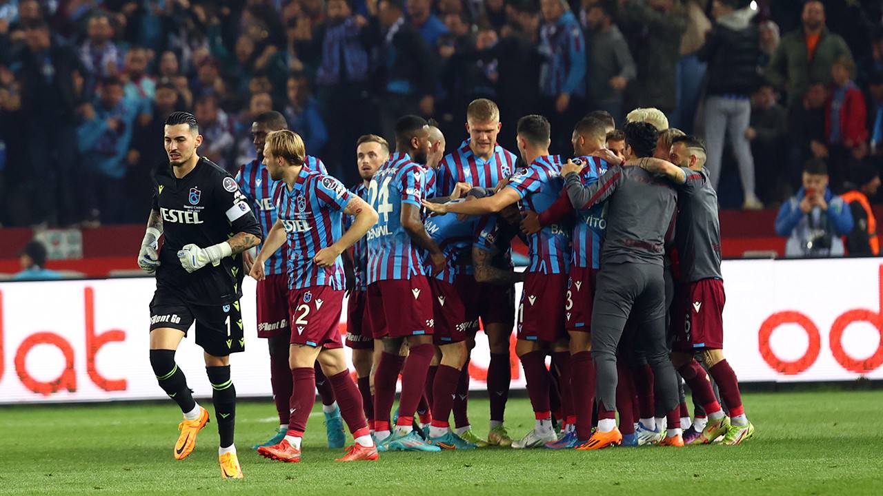 Ligin ilk ve 3. haftasında da ilk sırada yer alan bordo-mavililer, 9. haftada Fenerbahçe'yi sahasında 3-1 mağlup ederek, rakibinden devraldığı liderliği, 27 hafta bırakmadı ve toplam 29 hafta liderlik koltuğunda oturdu. Ligde bu sezon Beşiktaş 3, Fenerbahçe 2, Altay 1 kez lider oldu. Toplam 20 takımlı ligde 4 takım liderlik sevinci yaşadı.