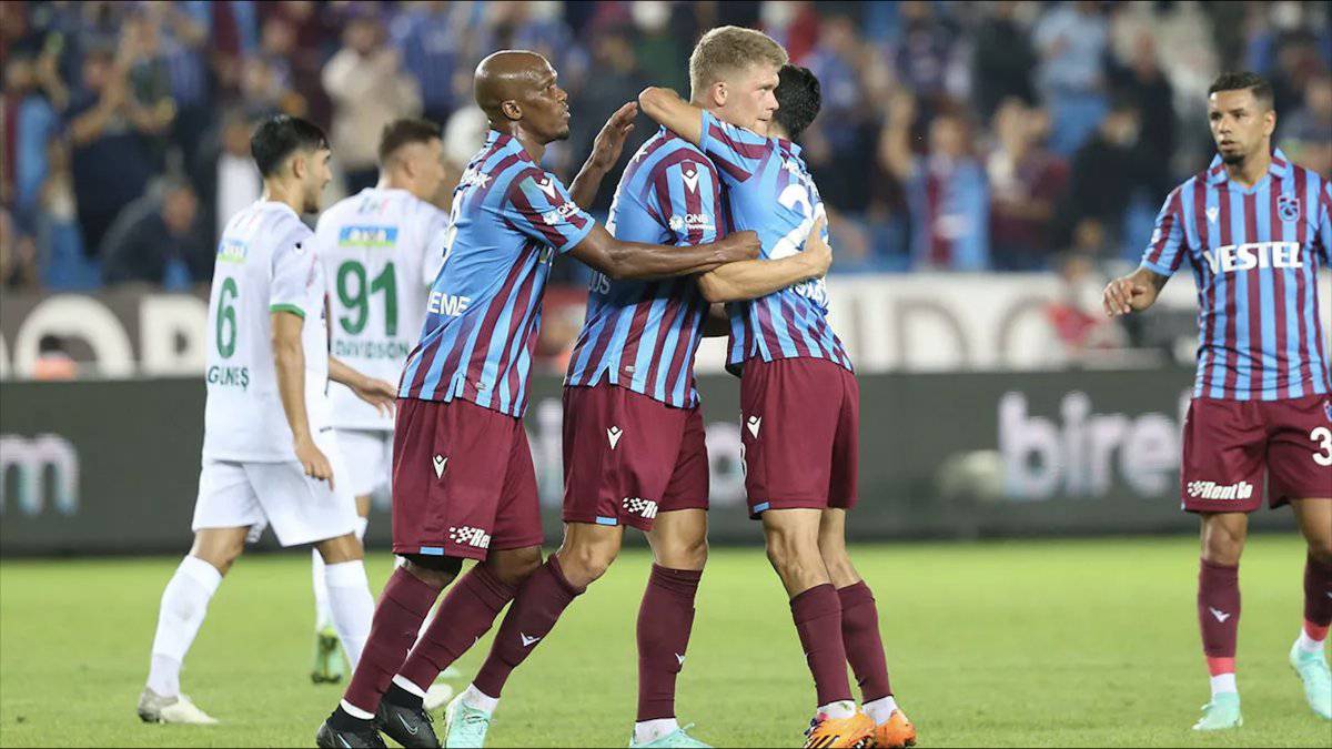 Trabzonspor, Antalyaspor ile sahasında 2-2 berabere kalarak, kendi evindeki yenilmezlik serisini de sürdürdü. Bordo-mavililer, iç sahada geçen sezonun 29. haftasında 8 Mart'ta Aytemiz Alanyaspor'a 3-1 kaybettiği maçtan itibaren sahasında 419 günlük sürede mağlubiyet yüzü görmedi.