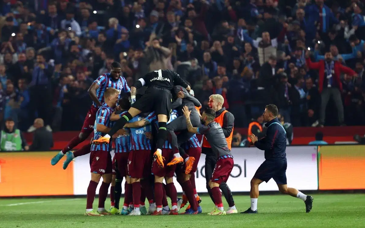 Bordo-mavililer, bu sezon sahasında mağlubiyet yaşamayan tek takım konumunda bulunuyor. Trabzonspor, bu sezon deplasmanda en çok puan toplayan takım olarak da öne çıkıyor. Bordo-mavililer, dış sahada 11 galibiyet, 4 beraberlik ve 2 mağlubiyetle 37 puanı hanesine yazdırdı.