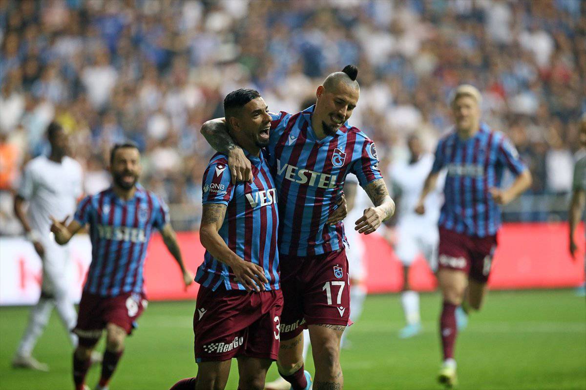 Trabzonspor, ligde Fenerbahçe, Galatasaray ve Beşiktaş karşısında bu sezonu yenilgisiz kapadı. Bordo-mavililer, söz konusu rakipler önünde 6 maçta 3 galibiyet, 3 beraberlik aldı. Karadeniz ekibi, bu sezon gibi 3 galibiyet, 3 beraberlik aldığı 2019-2020 sezonunun ardından üç büyük rakibine karşı sezonu yenilgisiz tamamladı.