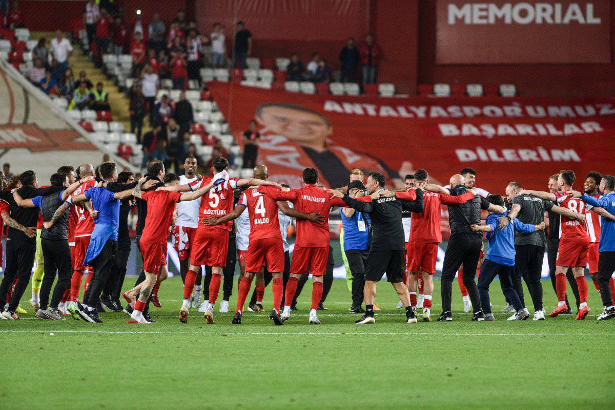 Fraport TAV Antalyaspor, en uzun namağlup unvanına eriştiği bu karşılaşmalarda 9 galibiyet, 5 beraberlikle 32 puan topladı, rakip fileleri 26 kez havalandırdı, kalesinde ise 10 gol gördü.
