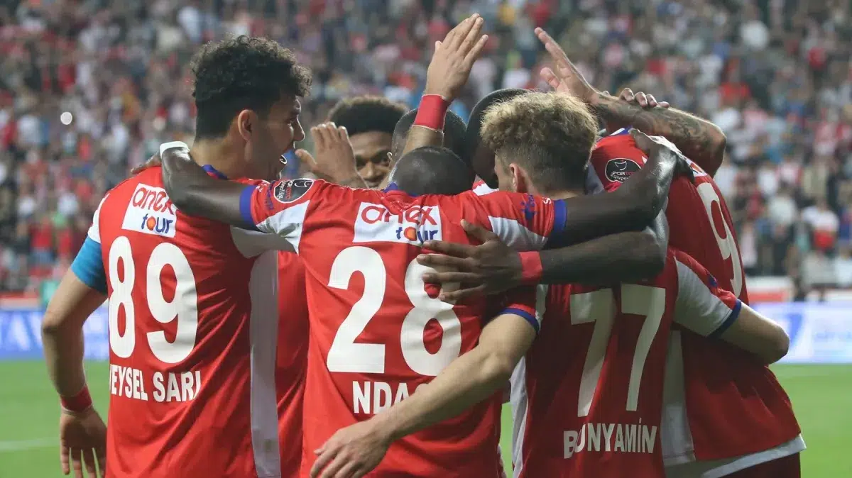 Ligde son yenilgisini 22. haftada 20 Ocak'ta dış sahada Çaykur Rizespor'a 2-1 kaybederek yaşayan Akdeniz ekibi, deplasmanda Beşiktaş (0-0), Adana Demirspor (0-0) ve Trabzonspor'la (2-2), sahasında Gaziantep FK (0-0) ve Yukatel Kayserispor (1-1) ile berabere kaldı.