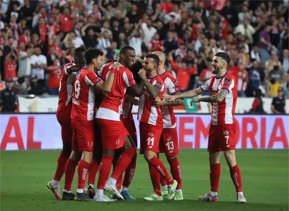 Antalyaspor, dış sahada Öznur Kablo Yeni Malatyaspor'u 2-1, Medipol Başakşehir'i 1-0, Altay'ı 2-1 ve Aytemiz Alanyaspor'u 3-1, iç sahada ise VavaCars Fatih Karagümrük'ü 3-0, Demir Grup Sivasspor'u 1-0, GZT Giresunspor ve Atakaş Hatayspor'u 4-1 ve son olarak İttifak Holding Konyaspor'u 3-2 yendi.
