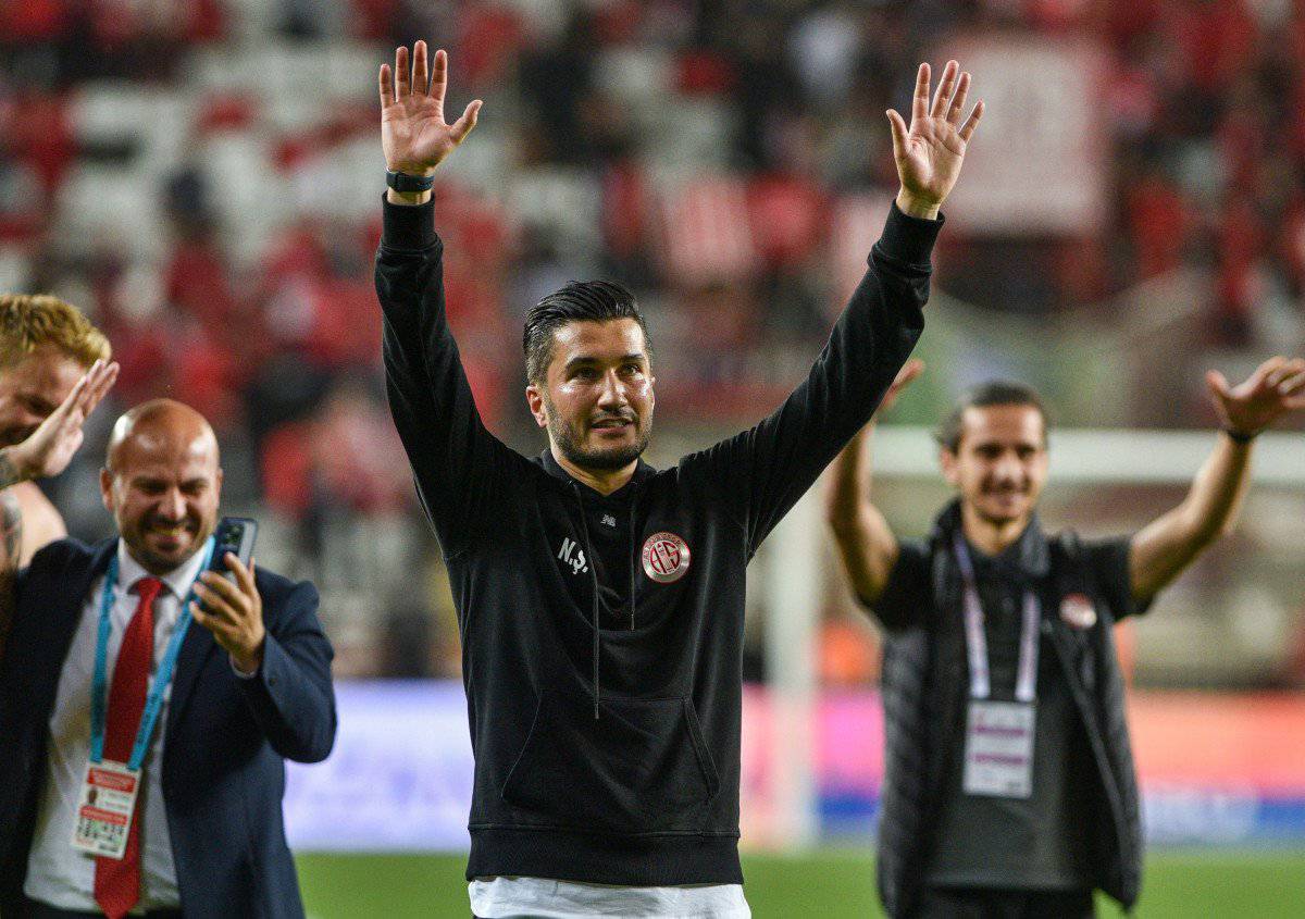 Yakın tarihte bir kulüp rekoruna daha imza atmış olan Fraport TAV Antalyaspor, 13 maçlık yenilmezlik serisiyle daha önceki kulüp rekorunu 3 galibiyet, 10 beraberlikle 2020-2021 sezonunda gerçekleştirdi.