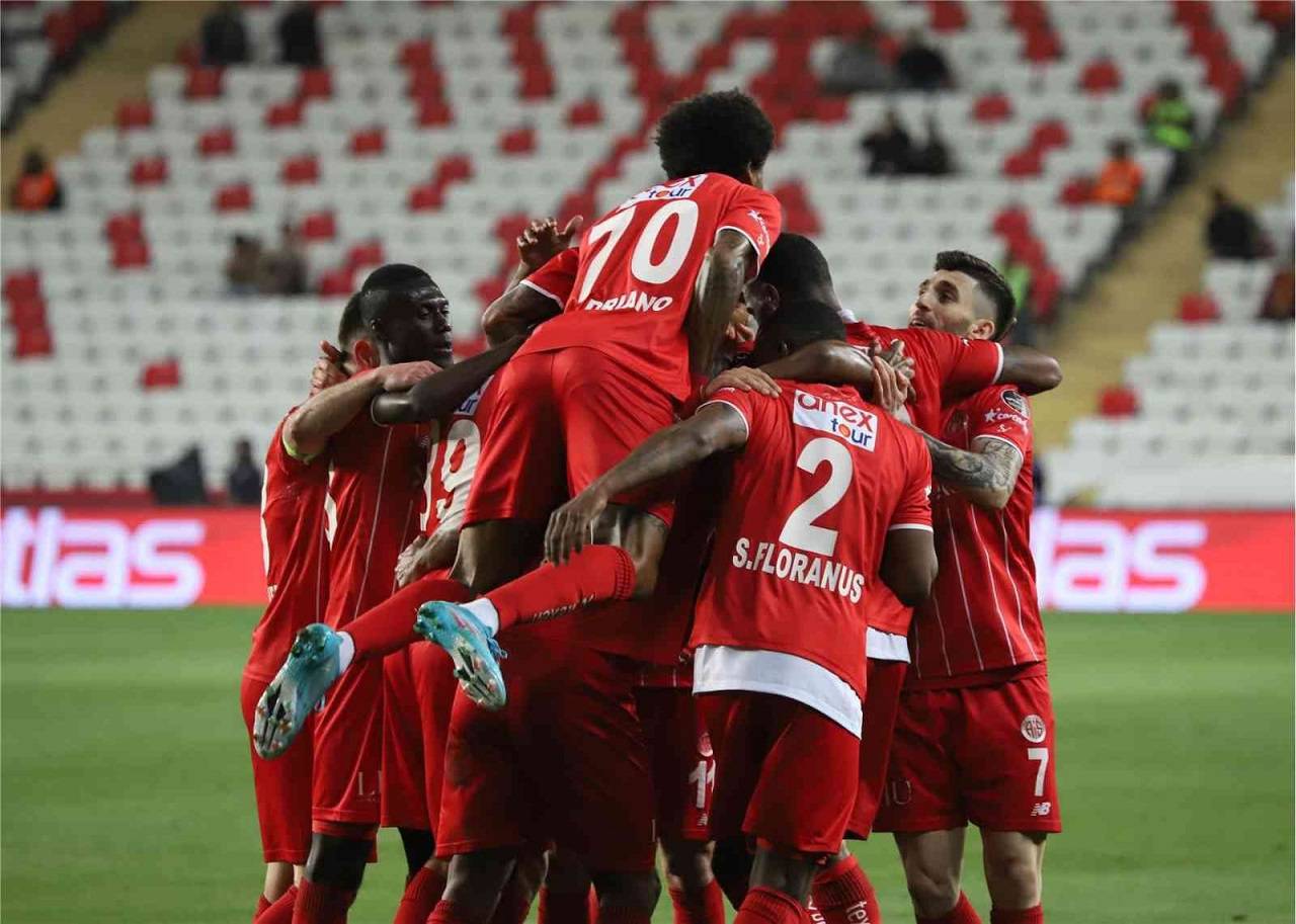 Geçen sezon 15. haftada 29 Aralık 2020'de sahasında Hatayspor'a 6-0 kaybeden Antalyaspor, bu maçtan sonra ligde Fatih Karagümrük (3-1), Göztepe (1-0) ve Gençlerbirliği'ne (1-0) karşı galibiyet, Galatasaray (0-0), Fenerbahçe (1-1)…
