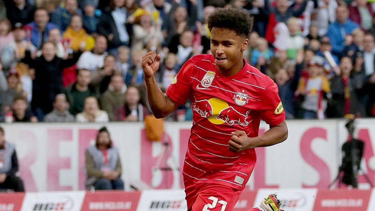 Futbola ülkesi Almanya’da başlayan Karim Adeyemi, burada Bayern Münih’in altyapısı da dâhil olmak üzere çeşitli kulüplerin alt yaş kategorilerinde forma giydi. 2018/2019 başında Red Bull Salzburg’a imza atan Adeyemi, aynı sezonun ilk yarısını kiralık olarak FC Liefering’de geçirdi.