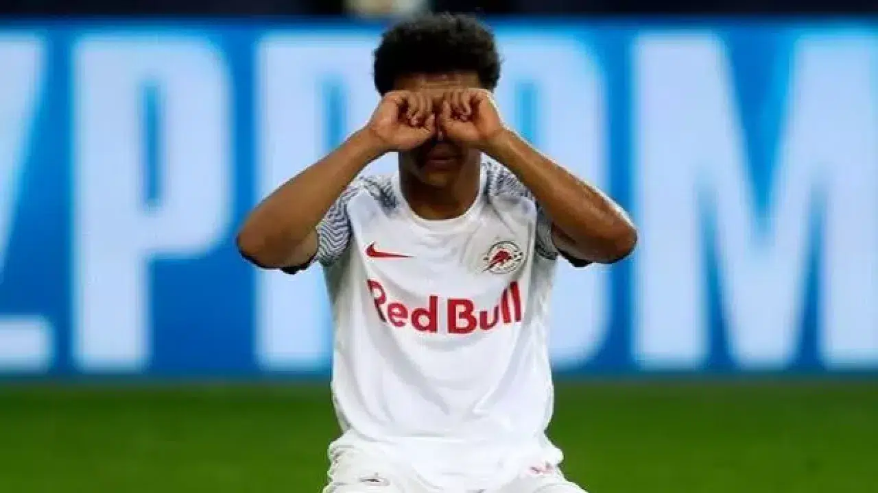 Adeyemi, özellikle bu sezon ise Red Bull Salzburg formasıyla büyük bir çıkış yaptı ve hayli dikkat çekici istatistiklere imzasını attı. Bu süreçte Avusturya ekibiyle tüm kulvarlarda 42 maça çıkan 20 yaşındaki santrfor, takımı adına 23 gol ve 8 asistlik skor katkısı verdi.