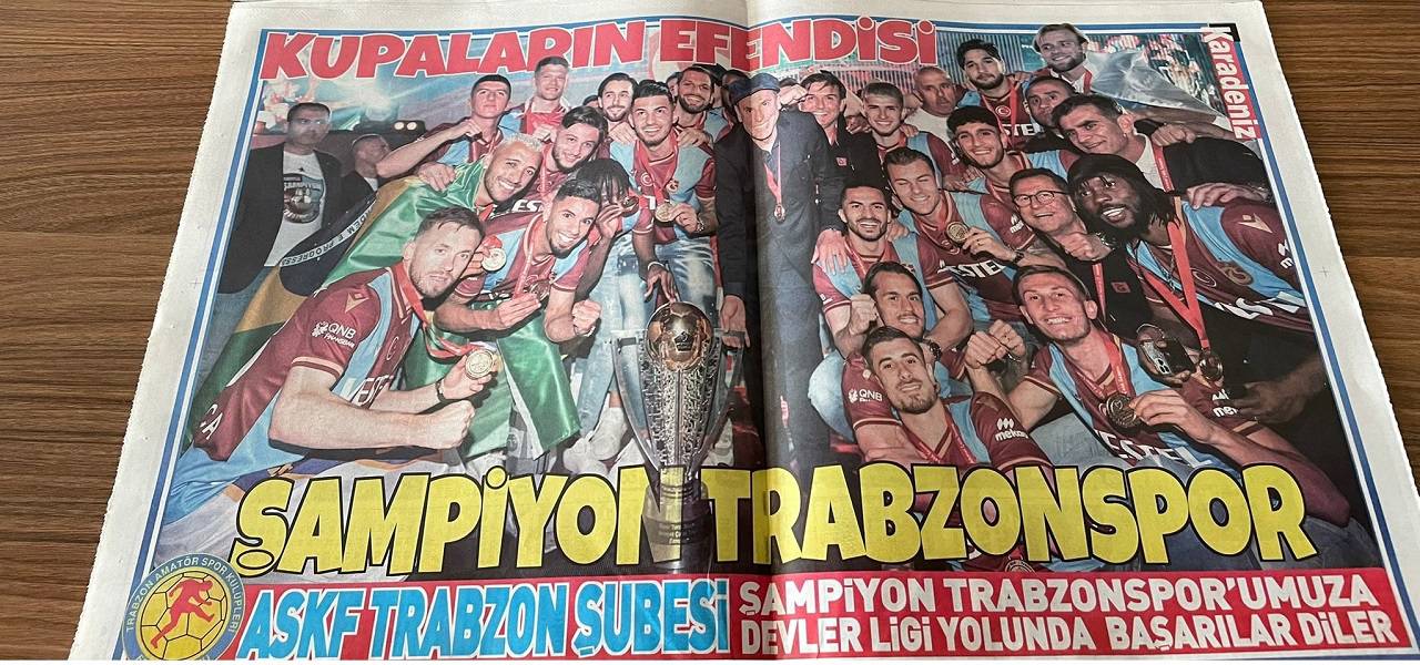 Karadeniz gazetesi de ilk sayfasında "Havada karada denizde en büyük bordo mavi", "2021-2022 sezonunun şampiyonu Trabzonspor, kupasını muhteşem bir törenle aldı", "Ayağa kalkın şampiyon Trabzonspor'u alkışlayın" başlıklarını kullanırken, son sayfasında da bordo-mavili takımın kupa ile fotoğrafına tam sayfa yer verdi.