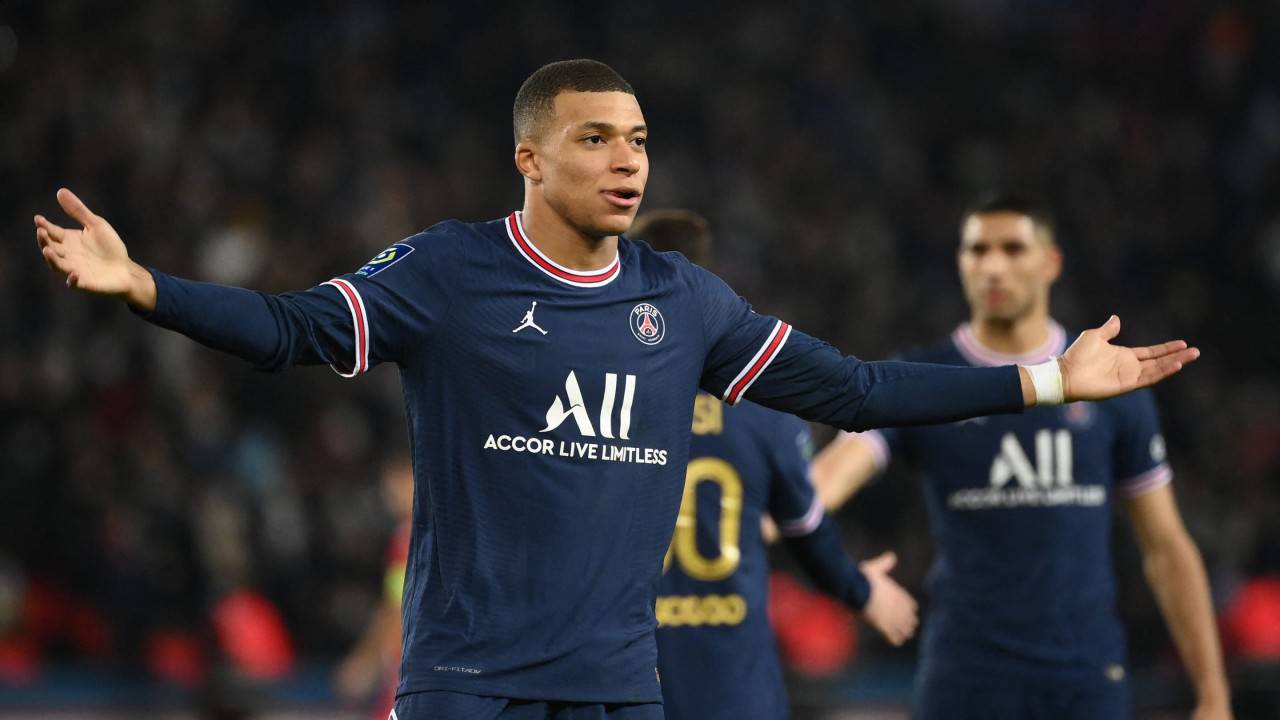 Bu bağlamda ESPN kaynaklı habere göre; Kylian Mbappe, kariyerine Real Madrid’de devam etmeye karar verdi. Mbappe’yi kadrosunda tutmak için astronomik maaş ve bonuslar teklif eden Paris Saint-Germain ise sonuç almaya yetmeyen ısrarlarından vazgeçti.