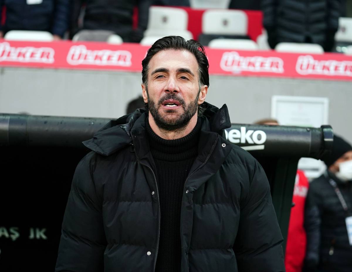 “İçeride özellikle Çaykur Rizespor ve Altay maçlarında kaybettiğimiz puanlar bizi çok üzdü çünkü alabileceğimiz maçlardı. Ondan sonra içeride Sivasspor maçında kaybettiğimiz 2 puan vardı. Bunları zaten hesaplarsak aşağı yukarı 56-57 puana ulaşmış oluruz. Onu da almış olsaydık istediğimiz hedefe ulaşacaktık."