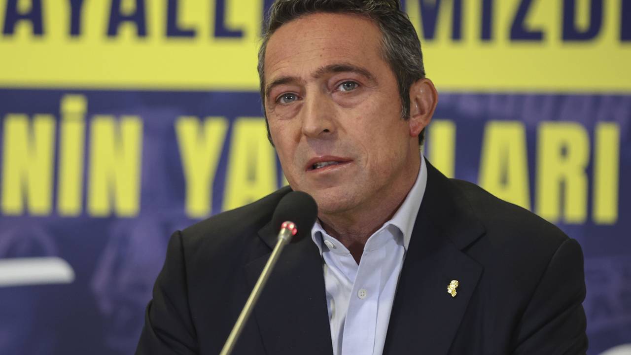 Fenerbahçe'nin yeni teknik direktörünün iki isimden biri olacağını açıklayan Ali Koç, bu hoca adaylarının ise İsmail Kartal ve Jorge Jesus olduğunu ifade etti. Jesus'tan önce Löw'le de görüştüklerini belirten Koç, önümüzdeki pazartesi teknik direktör meselesini çözeceklerini ve sezona erken start vereceklerini ifade ederken; futbolculardan fedakarlık beklediklerini söyledi. İşte Ali Koç'un açıklamaları: