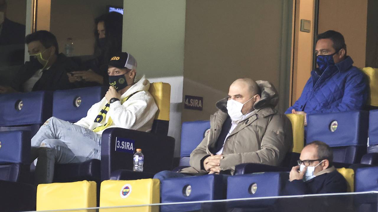 Mesut Özil'in geleceğiyle ilgili de konuşan Ali Koç, "Mesut'un kendisiyle konuşmadık menajeriyle bir konuşma yapıldı, iki taraf için de hayırlı olacak bir konuşma yapılacağını düşünüyorum. Bugün Mesut'u yine alırdım. Mesut'un kariyerini kimse tartışamaz. Fırsattı, ne fırsatıydı; yüklü bir maaşı vardı Arsenal'de, maaşının yarısını ilk sene Arsenal ödeyecekti." ifadelerini kullandı.
