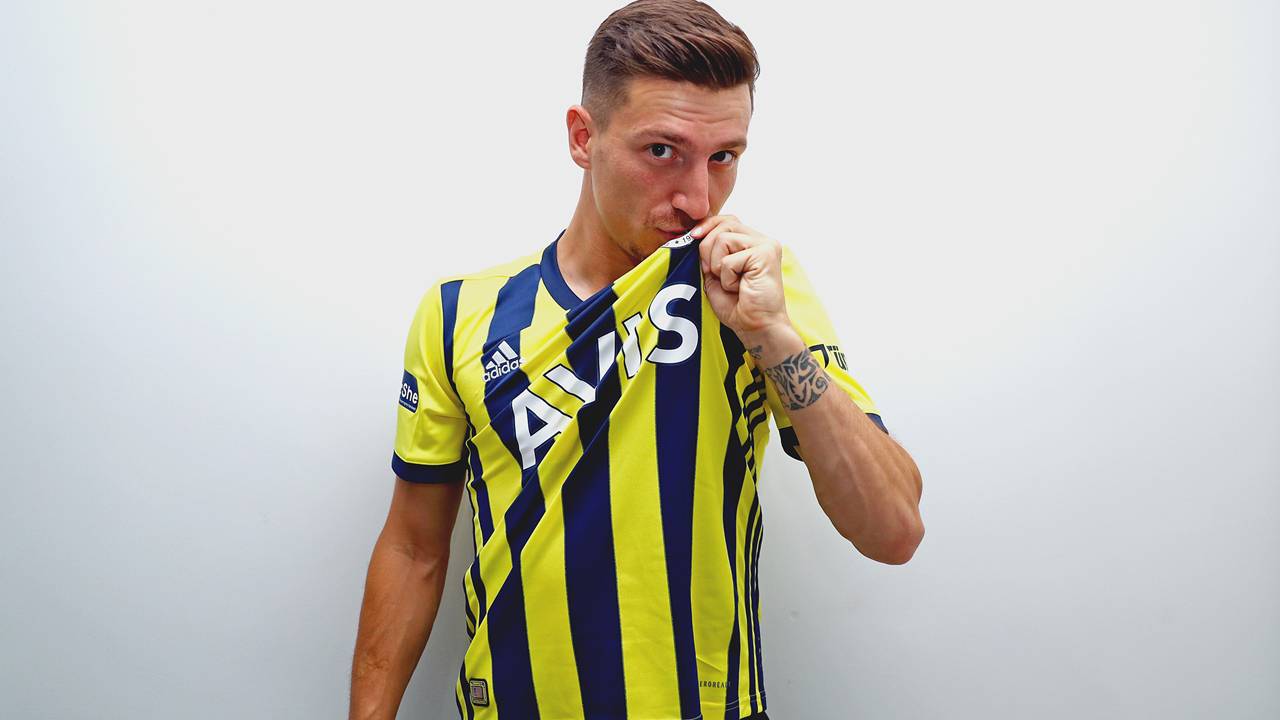 Mert Hakan'a ilgi olduğunui fakat futbolcularını satmayacaklarını ifade eden Koç, "CSKA Moskova, Mert Hakan'a resmi teklif yapmadı ama 1 hafta önce 'İlgileniyoruz.' diye bir faks yolladılar. Mert Hakan satılık değil. Kendisinin sahadaki rolü ve karakteri bizim için önemli. Kaptan olmamasına rağmen... Mert Hakan'ın karakteri ve takım içinde gördüğü vaziyeti, futbolu kadar önemli. Kontratlı oyuncumuzu menajer pazarlıyorsa bunun hakkında gerekli girişimleri de yapacağız. İki hocamız da 12-13 kişi var ki bunlar takımda kalmalı diyor, Mert Hakan içlerinde." dedi.