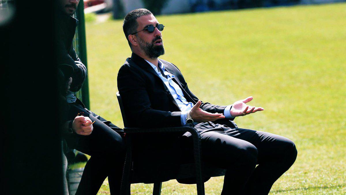Galatasaray'la sözleşmesi sona eren Arda Turan futbolu resmen bırakmadı. ABD ve Katar'dan teklifler alan Arda'nın Galatasaray'da 11 Haziran tarihinde gerçekleşecek seçimi beklediği ortaya çıktı.