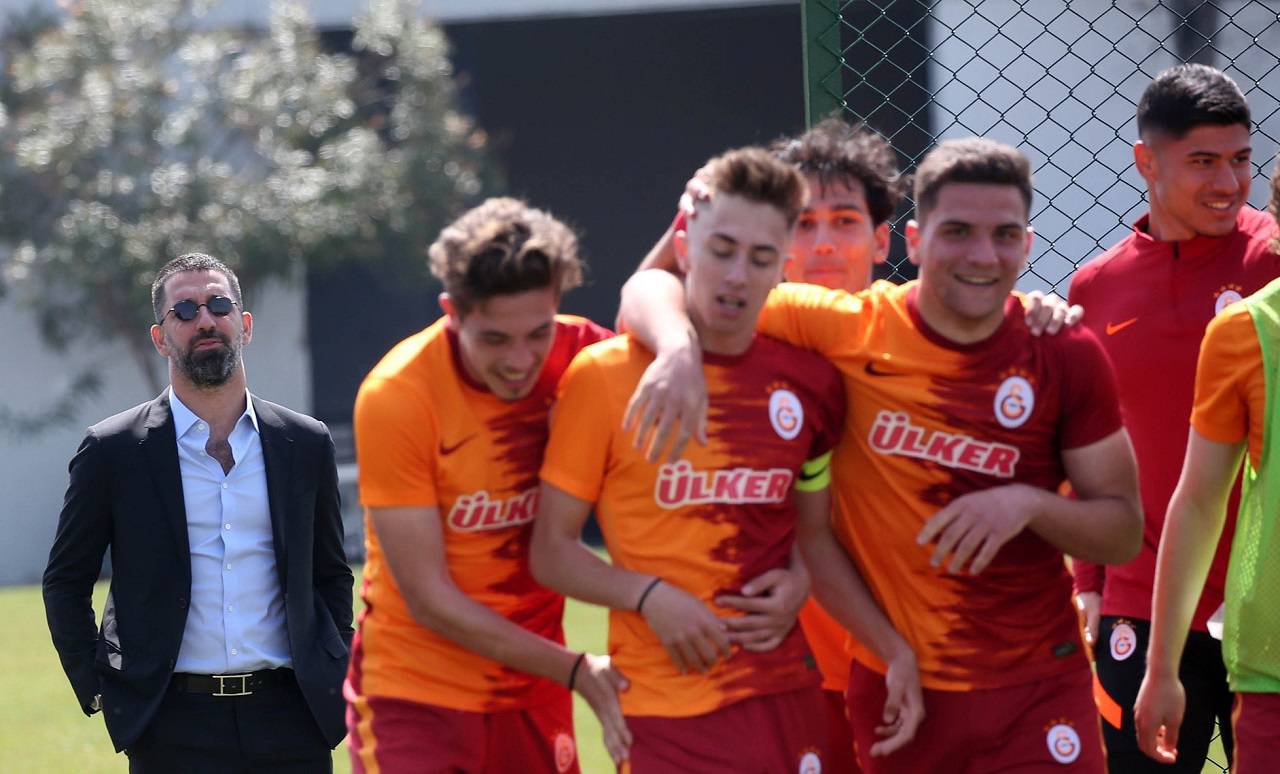 Dursun Özbek'in başkan olması halinde deneyimli ismin altyapı sorumlusu olarak Sarı-Kırmızılı kulüpte yeni bir kariyere yelken açacağı ifade edildi. Son dönemde Florya'daki altyapı maçlarını kaçırmayan 35 yaşındaki yıldız, U-19 Takımı'nın Fenerbahçe'yi 2-1 yendiği derbiyi Kadıköy'de tribünden takip etmişti.