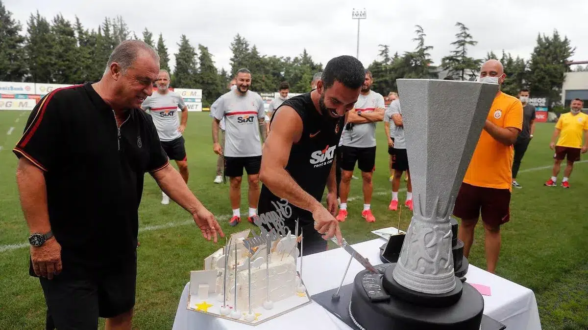 Futbol altyapısını Galatasaray'da alan Arda Turan, antrenörlüğü seçmesi halinde Florya'da işbaşı yapmaya sıcak bakıyor. Dursun Özbek ve listesindeki Erden Timur da tecrübeli oyuncunun devam etmesini istiyor. (Sabah-Mehmet Özcan)