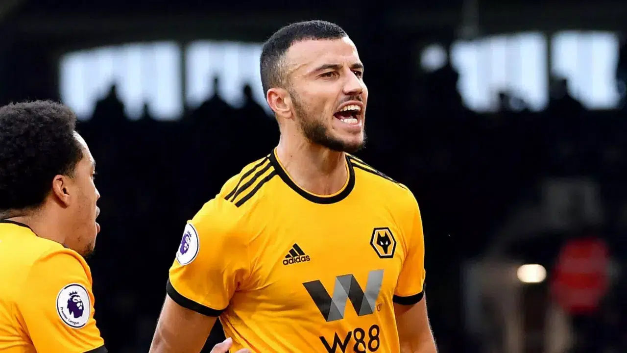 Beşiktaş'ın stoper transferi için gündeminde olan Romain Saiss, ilk görüşmede 2 milyon Euro yıllık ücret ve 3 senelik kontrat talep etmişti. Bu nedenle görüşmeler başlangıçta tıkanırken siyah-beyazlılar ümidini yitirmişti.