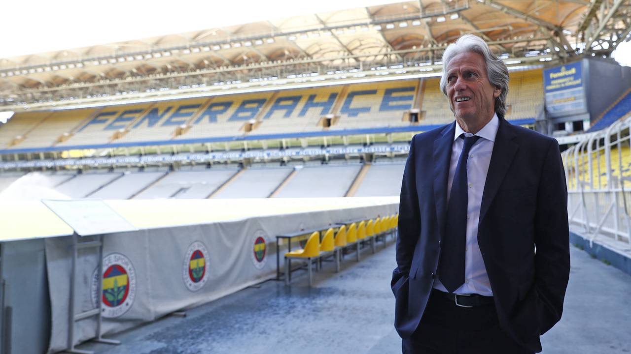 Futbola önemli isimler kazandırdı | Jorge Jesus, dünya futboluna önemli isimler kazandırdı. Portekizli teknik adam, dünya futboluna kazandırdığı isimlerin yanı sıra çalıştırdığı kulüplere de önemli gelirler sağladı. Jesus'un futbola kazandırdıkları arasında Jan Oblak, Nemanja Matic, Axel Witsel, Bernardo Silva, David Luiz, Angel Di Maria, Ramires, Ezequiel Garay, Javi Garcia, Rodrigo, Eduardo Salvio ve Nicolas Gaitan gibi önemli isimler bulunuyor.