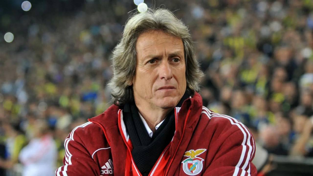 Fenerbahçe'yi finalden etmişti | Jorge Jesus, Fenerbahçe'nin Avrupa'daki ilk final heyecanını engelleyen isim olmuştu. 2012-2013 sezonundan Aykut Kocaman yönetiminde UEFA Avrupa Ligi'nde yarı finale kadar yükselen sarı-lacivertliler, bu turda Jesus'un Benficası ile karşılaşmıştı. İlk maçı 1-0 kazanan sarı-lacivertliler, deplasmanda rakibine 3-1 kaybedince Jesus finale çıkmış ve Fenerbahçe'nin o sezon Avrupa kupası hayali son bulmuştu.