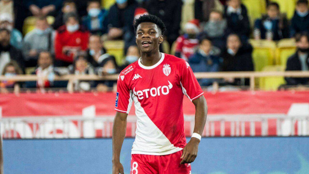 AURELIEN TCHOUAMENI KİMDİR?| Real Madrid’e transferine kesin gözüyle bakılan Aurelien Tchouameni, futbola Bordeaux altyapısında başladı. Daha sonra A takıma yükselen Tchouameni, 2019/2020 sezonunun devre arasında ise 18 milyon Euro karşılığında Monaco’ya transfer oldu.