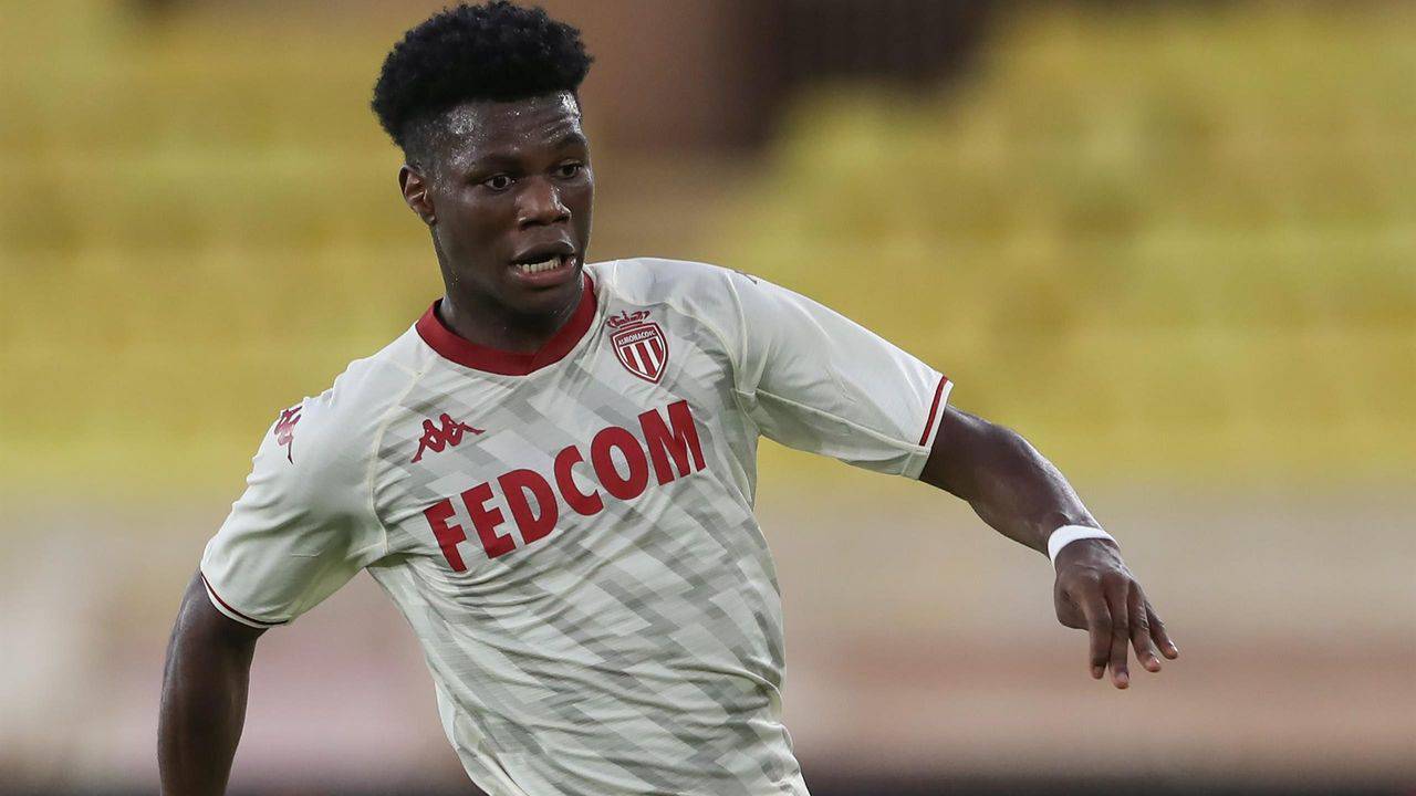 Geride kalan sezonda ise Monaco formasını tüm kulvarlarda toplam 50 maçta sırtına geçiren Aurelien Tchouameni, bu süreçte takımı adına 5 gol kez gol sevinci yaşadı ve arkadaşlarına da 3 asist yaptı. 22 yaşındaki futbolcu, önlibero mevkiinin yanı sıra orta sahanın merkezinde de görev yapabilmesiyle dikkat çekiyor.