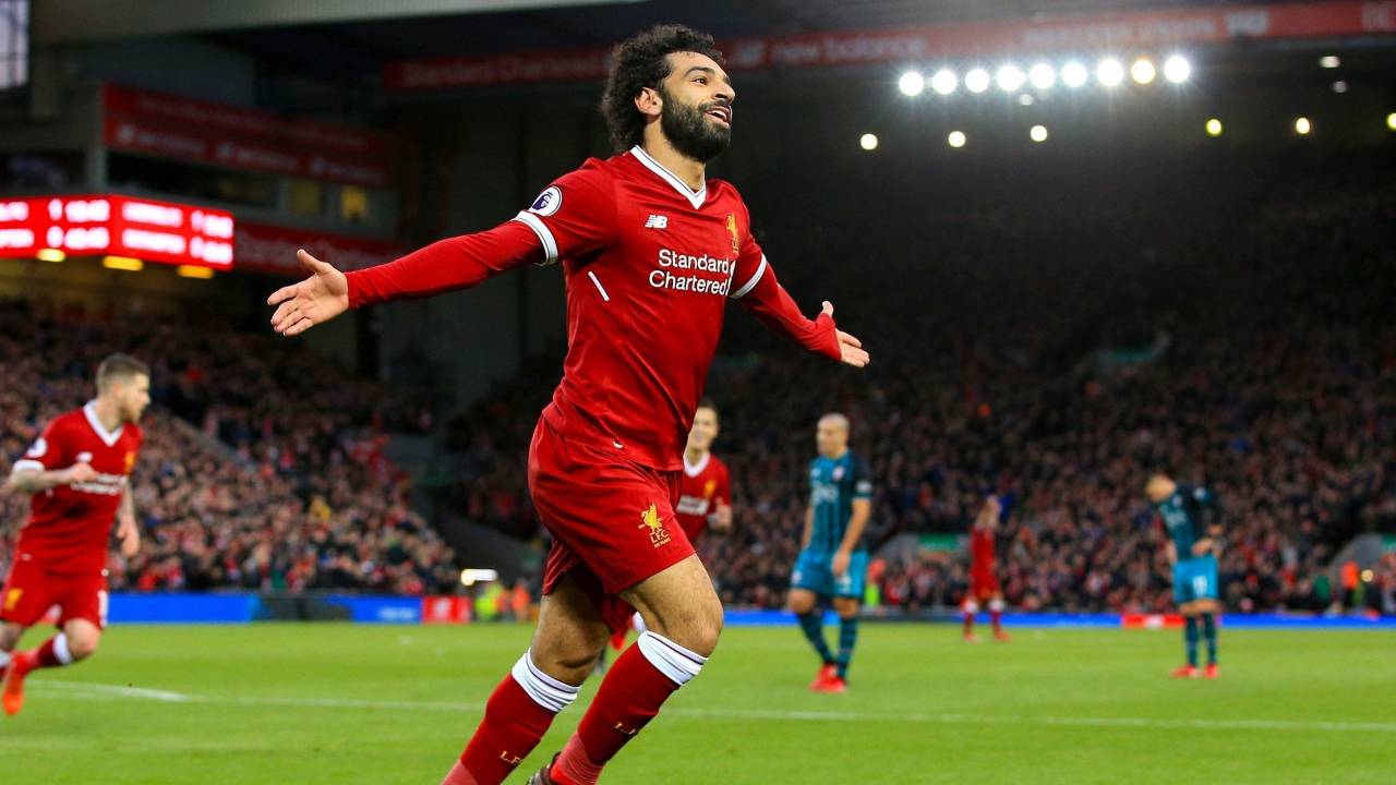 2021-22 sezonunda 51 maça çıkan Salah, fileleri 31 kez havalandırdı. Salah, kendisi gibi 23 golü bulunan Tottenham’dan Son Heung-min'le beraber Premier Lig Altın Ayakkabı Ödülü'nün sahibi oldu. 29 yaşındaki kanat oyuncusu, hem İngiltere Profesyonel Futbolcular Birliği (PFA) hem de İngiltere Futbol Yazarları Birliği (FWA) tarafından Premier Lig'de yılın futbolcusu seçildi
