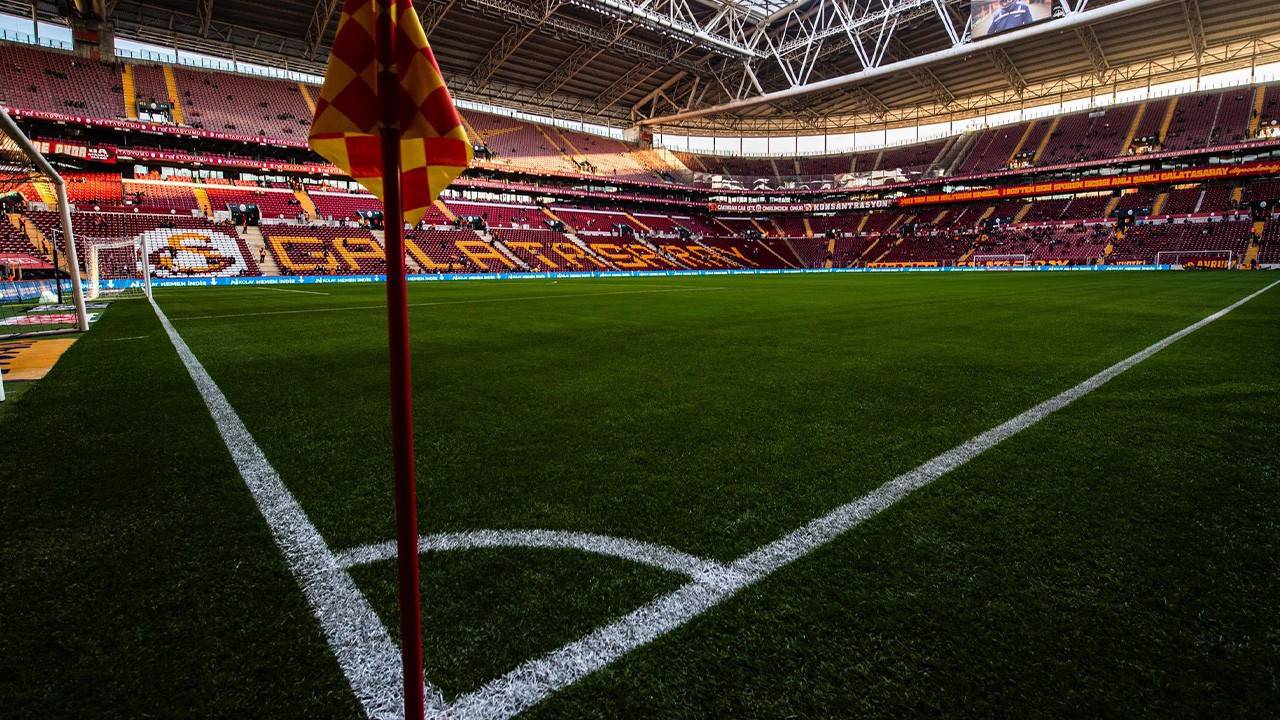 Stat ve forma sponsorluğu | Galatasaray Kulübü, stat ve forma sponsorluğu için Kuveyt Havayolları ile görüşüyor. Kuveyt Havayolları yetkilileri ile pazarlık halinde olan sarı-kırmızılılar, muhataplarına ayrı ayrı stat ve forma sponsorluğu veya paket halinde sponsorluk için farklı tekliflerde bulundu. Görüşmeler sürerken Galatasaray Sportif AŞ Başkan Vekili ve stat isim sponsoru olan iş insanı Erden Timur'un da anlaşma yapılması durumunda sponsorluğun iptalinde sorun çıkarmayacağı aktarılıyor.