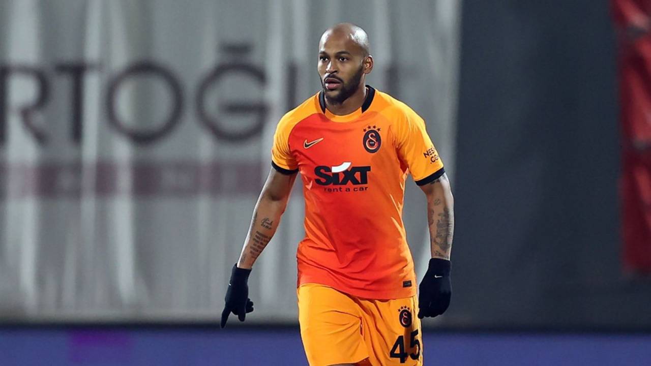 Marcao'ya gelen teklifler reddedildi | Galatasaray Kulübü, Brezilyalı savunma oyuncusu Marcao'ya gelen 2 teklifi kabul etmedi. İspanya'nın Sevilla ve Rusya'nın Zenit kulüplerinin 26 yaşındaki oyuncu için yaptığı resmi teklifteki bonservis tutarı az bulunarak geri çevrildi. İki kulübün de teklifini yükseltmesi bekleniyor. Özel izinli olduğu için henüz yeni sezon öncesi çalışmalara katılmayan Marcao, teknik direktör Okan Buruk ve yöneticilerle görüşmede takımdan ayrılma istediğini iletti.