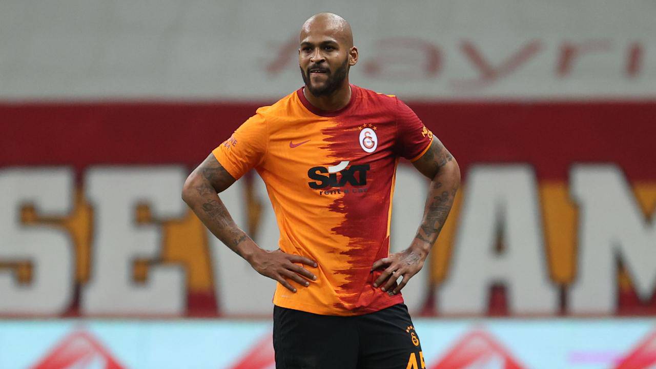 Brezilyalı futbolcu, ayrılmak istese de transferin gerçekleşmemesi durumunda sarı-kırmızılı takımda kalarak şampiyonluklar kazanmak için mücadele edeceğini hem Buruk'a hem de yöneticilere söyledi. Marcao'nun ayrılması durumunda kadroda 4 kaliteli stoperin bulunması gerektiğini düşünen Galatasaray yönetimi stoper arayışlarına başlayacak. Fransa'nın Olimpik Lyon takımıyla sözleşmesi sona eren eski Galatarasaylı futbolcu Jason Denayer'in gündeme gelebileceği kaydediliyor. Kulüpte "Galatasaray'ın çocuğu" olarak görülen Denayer'in yüksek yıllık ücret beklentisi olduğu vurgulandı.