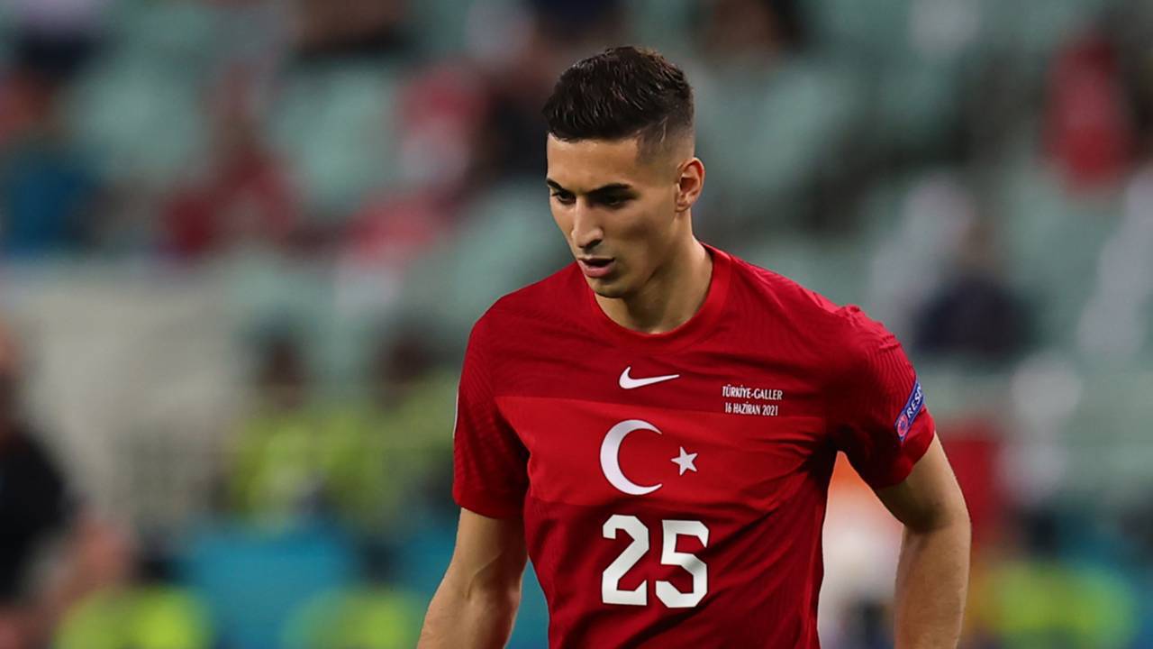 Sağ bek arayışları | Galatasaraylı yetkililer, sağ bekte özellikle yerli oyuncu üzerinde duruyor. İtalya 1. Futbol Ligi ekiplerinden Sassuolo'da forma giyen milli futbolcular Mert Müldür ve Kaan Ayhan için girişimlerde bulunan sarı-kırmızılılar, maliyetlerden dolayı beklemeye geçti. İtalyan temsilcisi, Mert için 7 milyon avro, Kaan için ise 5 milyon avroluk bonservis bedeli talep etti. Performansıyla beğenilen Mert Müldür için istenen bonservis ücreti sarı-kırmızılılar tarafından yüksek bulundu. Sarı-kırmızılılarda Kayserispor'da oynayan Onur Bulut'un yanı sıra birçok yerli ve yabancı sağ bek alternatifi bulunuyor.