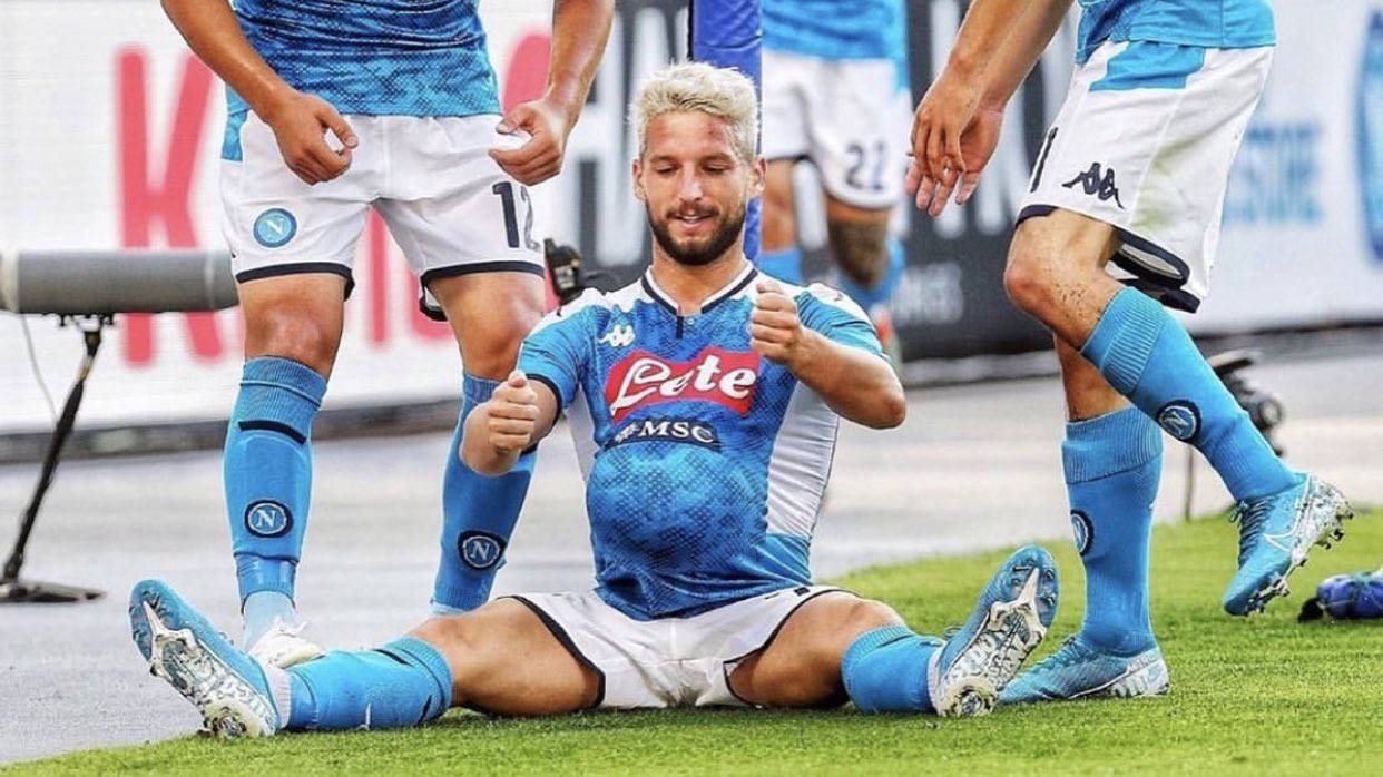 9 sene Napoli forması giyen 35 yaşındaki futbolcu, kulübün ikonlarından biri oldu. En fazla gol atan Napoli futbolcusu unvanını ele geçiren Mertens, sahada olduğu kadar saha dışında, antrenmanda ve soyunma odasındaki neşeli tavrıyla da şehrin sevilen ismi haline geldi.